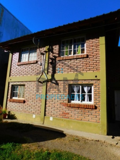 VENTA DE DUPLEX DE TRES AMBIENTES CON PATIO Y PARRILLA Y POSIBLE GUARDACOCHE