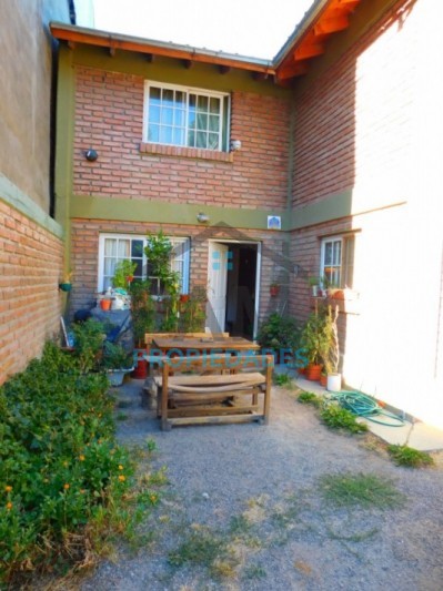 VENTA DE DUPLEX DE TRES AMBIENTES CON PATIO Y PARRILLA Y POSIBLE GUARDACOCHE